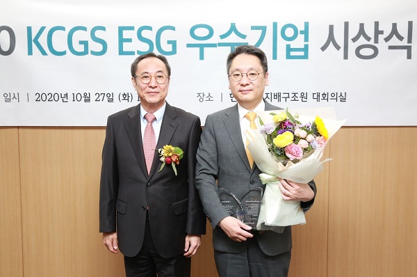 JB금융지주 이준호 상무(오른쪽)가 지난달 27일 한국거래소 신관에서 열린 ‘2020 ESG 우수기업 시상식’에서 한국기업지배구조원 신진영 원장(왼쪽)으로부터 ‘ESG 우수기업상’을 받는 모습.(사진=JB금융지주)