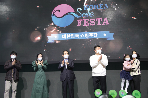 코리아세일페스타 개막식에 참여한 정세균 국무총리(왼쪽). 	사진=연합뉴스