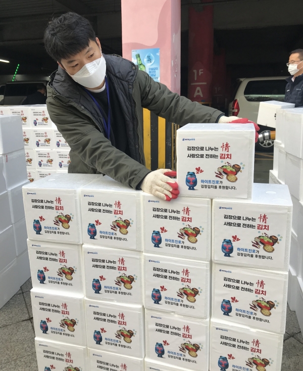 하이트진로는 지역사회 어려운 이웃들의 월동 준비를 돕기 위해 ‘2020 따뜻한 겨울나기 김장김치 나눔’ 행사를 진행한다고 16일 밝혔다.(사진=하이트진로)