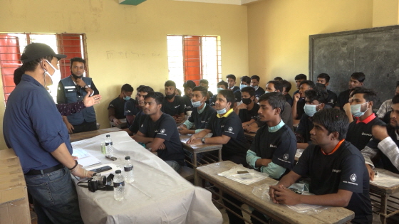 포스코건설은 지난 9월부터 방글라데시 마타바리 지역 청년들을 대상으로 건설기능인력 양성교육을 실시해 1·2차수 86명을 배출했고, 현재 3차수 54명을 교육하고 있다고 밝혔다. 사진은 실무교육 모습.(사진=포스코건설)