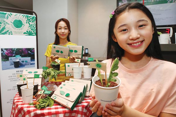 커피 찌꺼기를 재활용해 제작한 ‘친환경 식물재배키트’의 모습. 	사진=연합뉴스