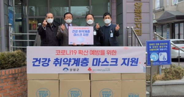 김용녕 지회장(왼쪽 두번째)이 마스크 전달식 행사를 갖고 있다.