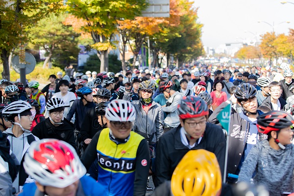 LX한국국토정보공사와 전주시가 지난 2019년 10월26일 전주종합경기장에서 ‘2019 전주 자전거 한마당’을 개최한 가운데 시민들이 자전거를 즐기고 있다.(사진=LX)
