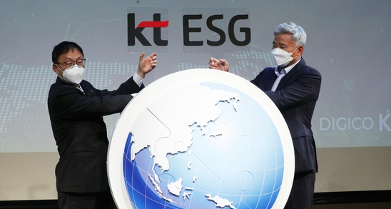 구현모 KT 대표와 최장복 노동조합위원장이 15일 오전 서울 종로구 KT스퀘어에서 열린 ‘노사공동 ESG 경영선언식’에서 퍼포먼스를 하고 있다.(사진=KT)