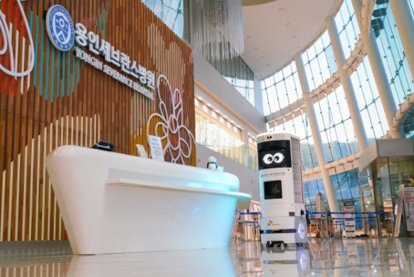 SKT-용인세브란스병원이 공동 구축한 5G 복합방역 로봇 Keemi.(사진=SK텔레콤)