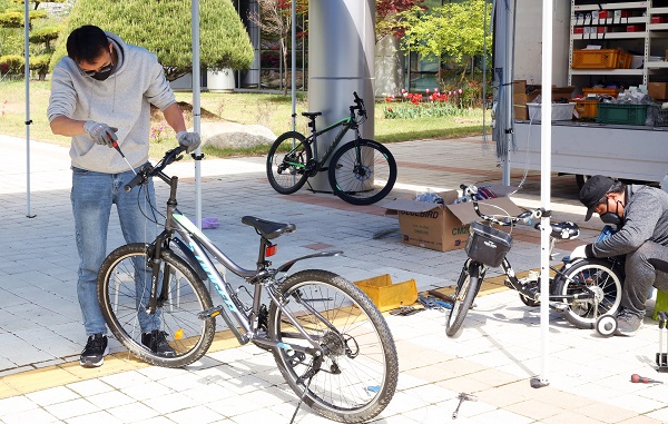 지난 17일 LX한국국토정보공사 광장에서 진행된 지구두바퀴 자전거 무료 수리 행사에서 시민들이 무료 수리를 받고 있다. (사진=LX)