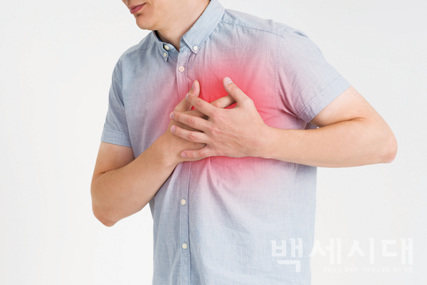 대동맥 박리가 생기면 찢어질 듯한 가슴 통증이 갑자기 시작돼 재빠른 치료가 필요하다. 사진=게티이미지뱅크