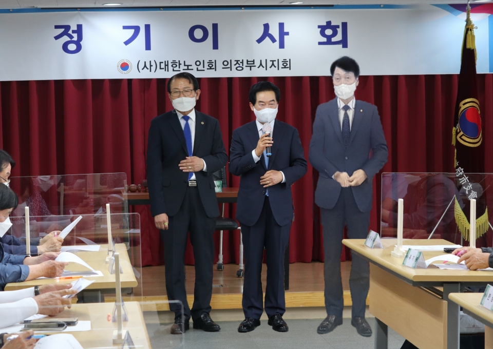 축사를 하고 있는 안병용 의정부시장(가운데)과 김민철 국회의원(오른쪽)과 김형두 지회장(왼쪽).