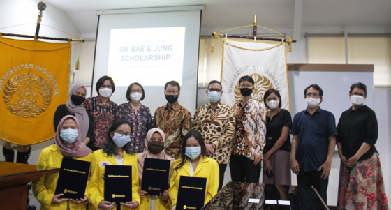 OK배정장학재단이 지난달 25일(현지시간) 인도네시아 ‘UI대학교’에서 현지 장학생 증서 수여식을 가졌다.(사진=OK금융그룹)
