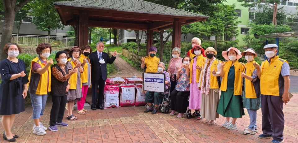 용인 기흥구지회는 타오름낭송클럽 봉사회원들과 함께 어려운 이웃들에게 쌀을 나눠주는 전달식을 개최했다.