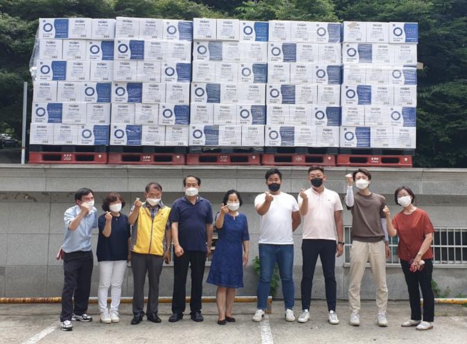 SM유통의 장한별씨와 김민성씨가 서울시연합회에 마스크 45만 장을 기부했다.
