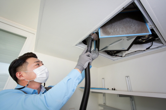 코웨이가 공기청정기와 함께 사용하면 더욱 효과적으로 실내 공기질을 관리 할 수 있는 아파트 환기장치 케어 서비스를 지난 6월 론칭했다.(사진=코웨이)