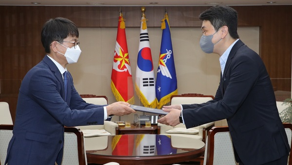 (왼쪽부터) 국방부 박재민 차관과 이랜드월드 최운식 대표.(사진=이랜드)