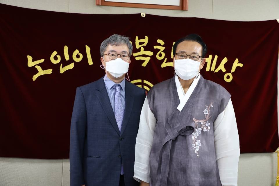 김호일 대한노인회장(오른쪽)과 김미곤 한국노인인력개발원장이 환담을 나눈 후 기념촬영을 하고 있다.
