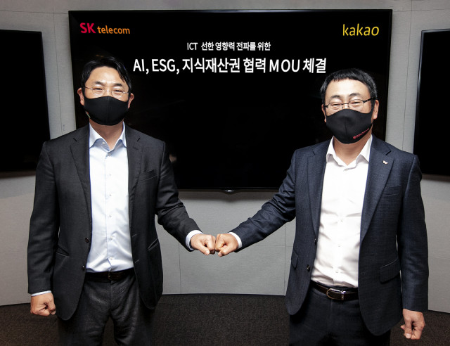 여민수 카카오 공동대표(왼쪽)와 유영상 SK텔레콤 MNO사업대표가 MOU 체결식에서 기념 촬영을 하고 있다.(사진=SK텔레콤)