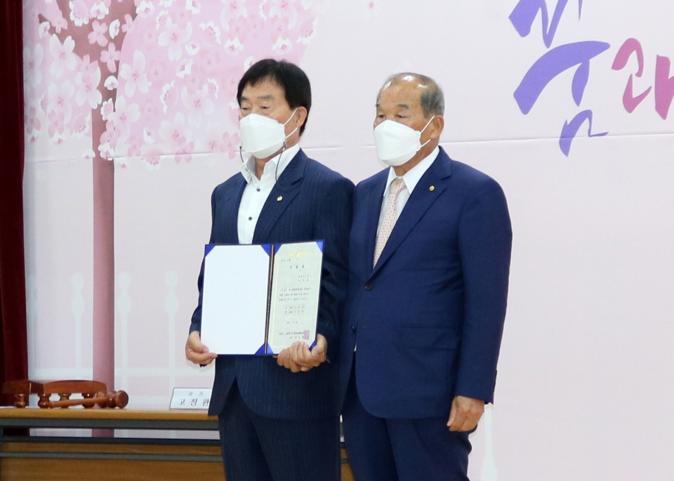 경북연합회 양재경 회장(사진 오른쪽)이 문경시 고정환 지회장(사진 왼쪽)에게 등록증을 수여했다.