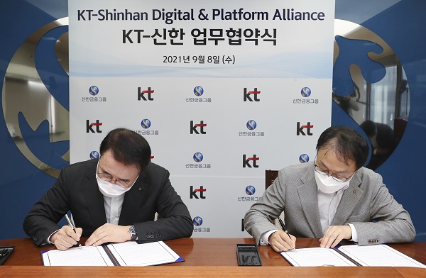 신한금융그룹 조용병 회장(왼쪽)과 KT 구현모 대표가 업무협약서에 서명을 하고 있다.(사진=신한금융그룹)