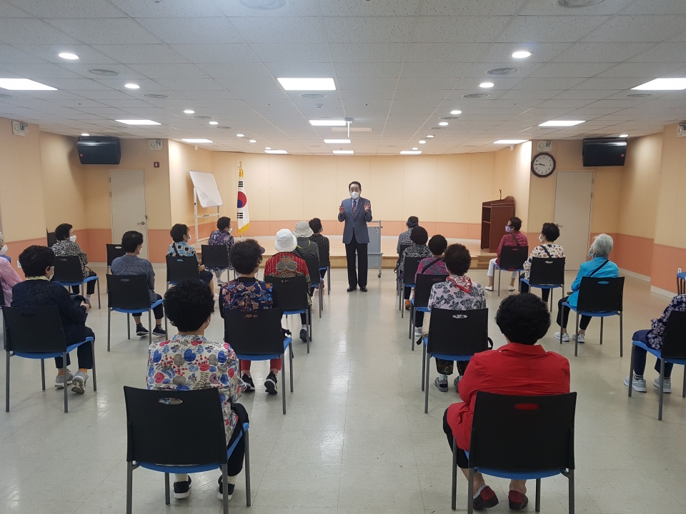 안양 만안구지회가 경로당돌봄이 추가 참여자 30명을 대상으로 코로나19 예방교육과 노인사회활동지원사업 참여자 추가 교육을 실시했다.
