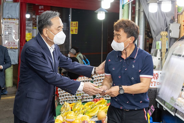 박차훈 새마을금고중앙회장이 울산신정시장에서 과일을 구매하며 상인과 담소를 나누고 있다.(사진=새마을금고)