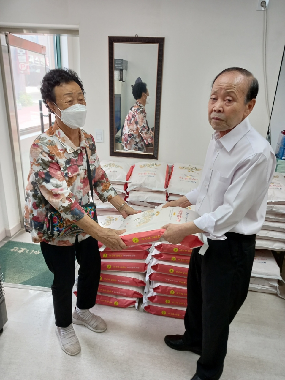 인천 서구지회가 '사랑의 쌀 나눔' 지원사업을 통해 지원 받은 쌀 100포(10kg)를 관내 저소득층 어르신들에게 나눔했다.