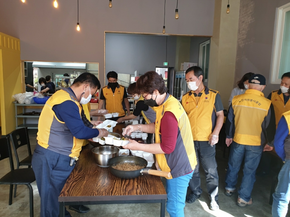 천안시지회 행복나무봉사단이 천안두손모아봉사단의 무료급식봉사에 동참했다.
