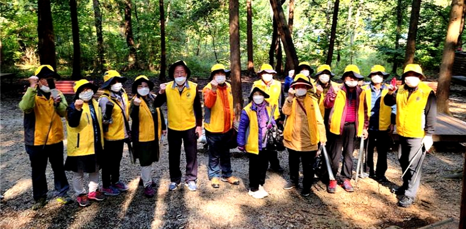 전북연합회 소속 한라노인자원봉사클럽이 활발한 환경정화 활동을 펼치고 있다.