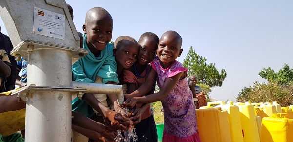 우간다 아루아지역 미테마을에서 수리한 식수펌프에 손을 씻으며 즐거워하는 아이들.(사진=이랜드)