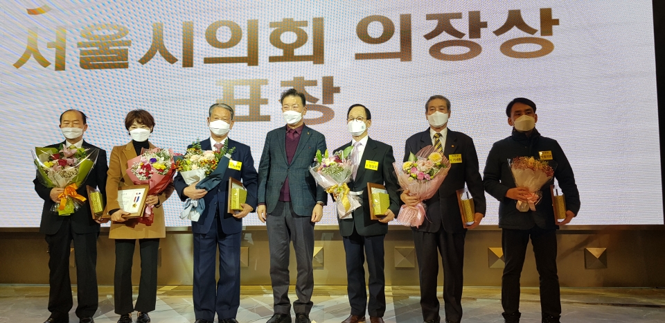 고광선 서울연합회장이 수상자들과 기념촬영을 하고 있다.