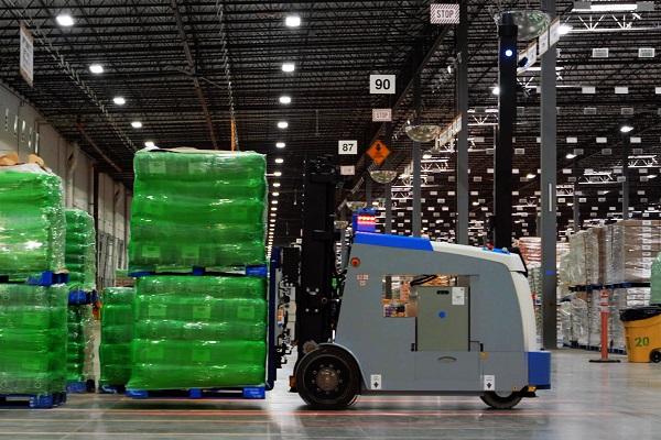 미국 텍사스에 위치한 CJ 로지스틱스 아메리카 물류센터에서 ATL(Autonomous Truck Loader·자율주행 트럭 로더)을 테스트하고 있다.(사진=CJ대한통운)