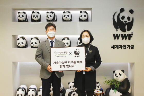 상하목장과 WWF-Korea 협약식에서 상하목장 이진석 본부장(왼쪽부터)과 WWF 홍윤희 사무총장.(사진제공=매일유업)