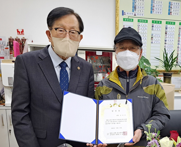 동두천시지회장 선거에서 3선에 성공한 김성보 지회장(왼쪽)이 당선증을 들고 고선영 선거관리위원장(오른쪽)과 기념사진을 촬영하고 있다.