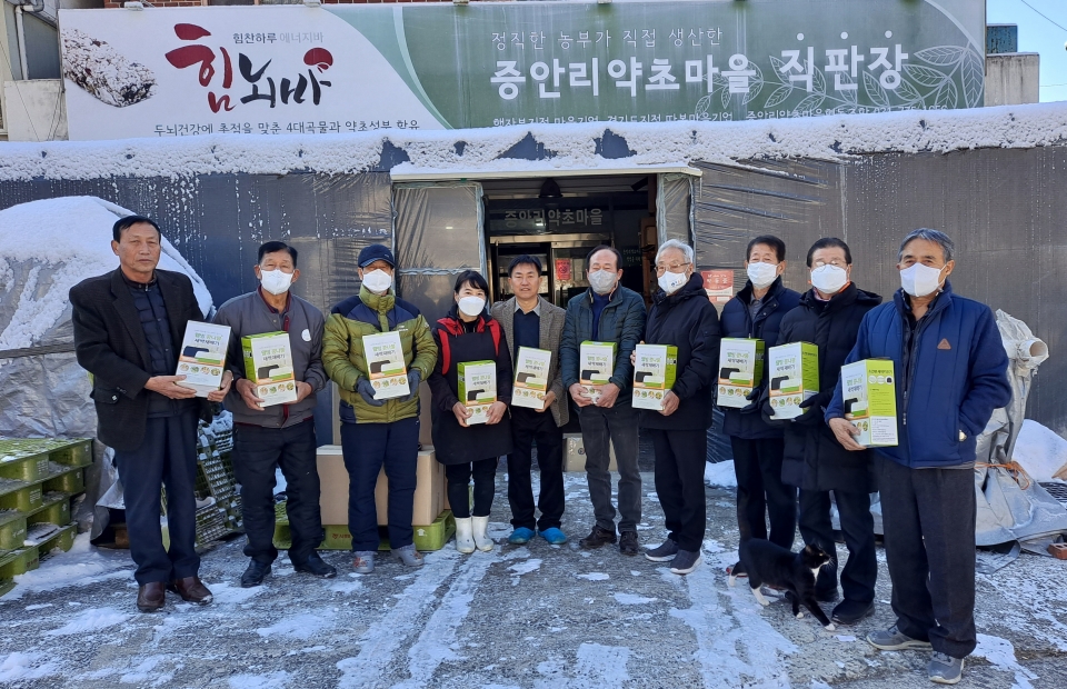 경기 양평군지회가 친환경 콩나물 새싹재배기를 기증받았다.