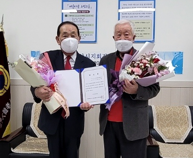 임장식 지회장(왼쪽)이 강대혁 선거관리위원장으로부터 당선증을 받고 기념촬영을 하고 있다. 