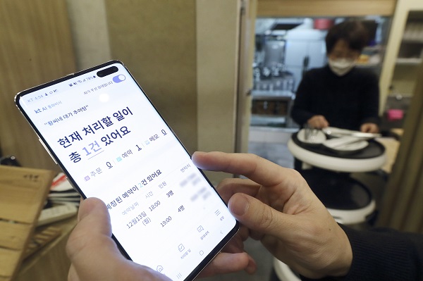 서울의 한 음식점에서 KT AI통화비서가 업주 대신 전화를 받고 있다.(사진=KT)