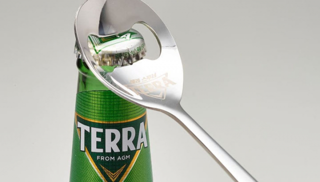 하이트진로가 맥주 '청정라거-테라'에 적합하게 특별 개발한 '스푸너(스푼+오프너)'를 선보였다.(사진=하이트진로)