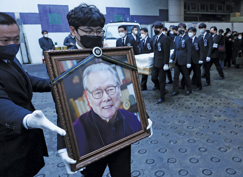 3월 2일 오전 종로구 서울대학교 장례식장에서 고 이어령 초대 문화부 장관의 발인이 엄수되고 있다.