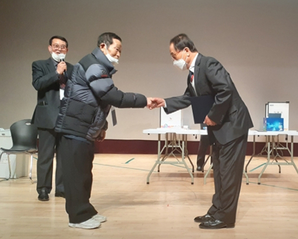 3월 11일에 실시한 제23대 대한노인회 충북 단양군지회장 선거에서 재선된 이덕홍 현 지회장(오른쪽)이 당선증을 전달 받고 있다.