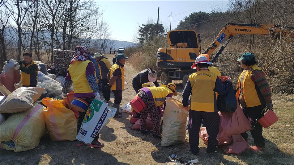 홍성군지회 천태산자원봉사단이 자연환경 정화활동 및 코로나19 방역활동을 펼쳤다.