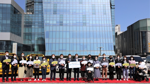 부산국제금융센터에서 개최된 ‘사회복지기관 차량 기증식’ (사진=HUG)