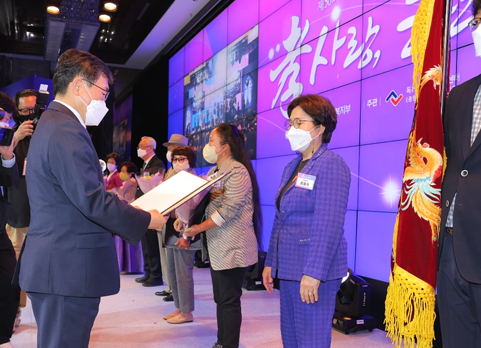 부산 연제구지회가 ‘제50회 어버이날 기념식’에서 대통령상을 수상했다.