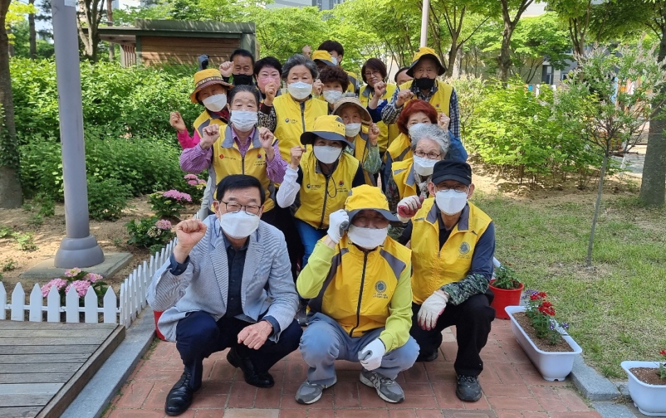 진천군지회 천년나무봉사단이  ‘경로당 꽃단지 가꾸기’를 실시했다.