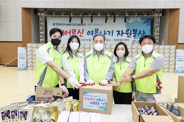 박차훈 새마을금고중앙회장(왼쪽 세 번째)과 직원들이 기념촬영을 했다.(사진=새마을금고)