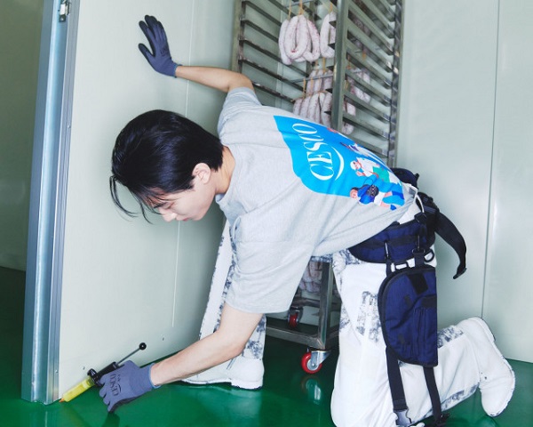 세스코의 파란색 멤버스 마크를 패션 아이콘으로 표현한 무신사의 티셔츠.(사진=세스코)
