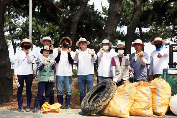 상하농원 고창 갯벌 플로깅에 참여한 참가자들이 행사를 마친 후 기념촬영 모습.(사진=상하농원)