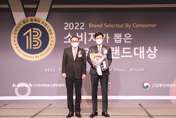 이창우 보람상조개발 대표이사(오른쪽)가 2022 소비자가 뽑은 올해의 브랜드대상에서 기념촬영을 하고 있다. [사진=보람그룹]