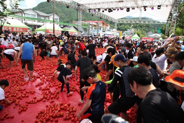 2019년 토마토축제 참가자들이 축제를 즐기고 있는 모습 (사진=오뚜기)