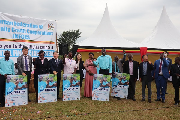 지난 4일 새마을금고 및 우간다 현지 관계자들이 우간다 새마을금고 디지털 금융시스템 론칭을 축하하며 기념촬영하고 있다.(사진=새마을금고)