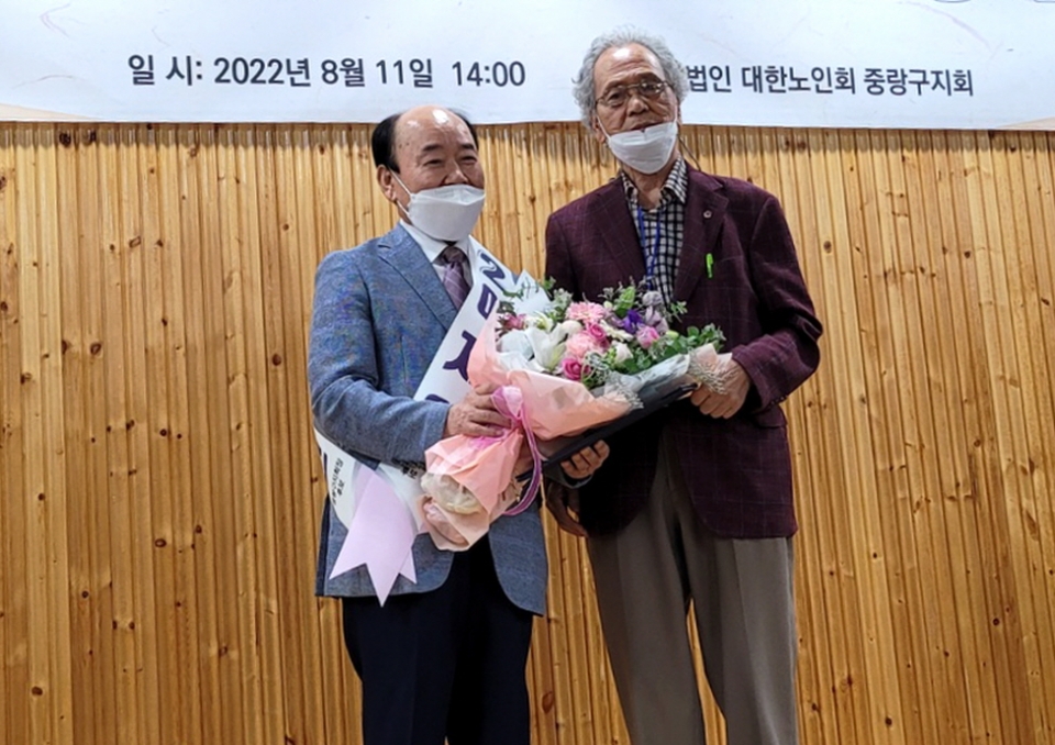 제12대 서울 중랑구지회장에 당선된 이지연 당선자(왼쪽)이 박태환 건서관리위원장(오른쪽)에게 당선증을 받고 기념사진을 촬영하고 있다.