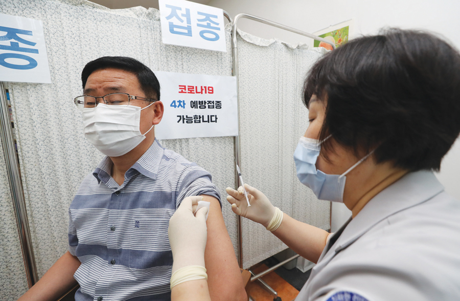 50대 연령층에 대한 코로나19 4차 백신 접종이 시작됐으나 접종률은 아직 저조한 상태다. 광주광역시의 한 병원에서 50대 시민이 백신 접종을 받고 있다.