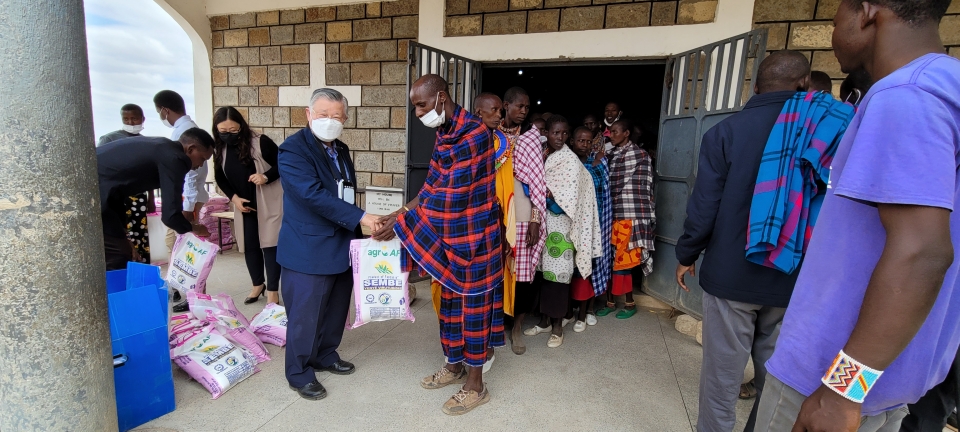 이선구 지구촌사랑의쌀나눔재단 이사장이 아프리카 케냐 주민들에게 사랑의 양식을 나눠주고 있다.